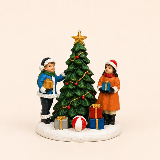 Resin Couple with Christmas Tree 7.5x5.5x9.5cm (Pre-order 2026)